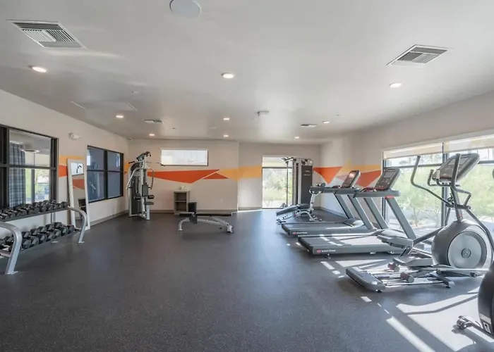 Apartment Stylish 1bd - Balcony, Pool, Gym, W-d - Sleeps 4 *