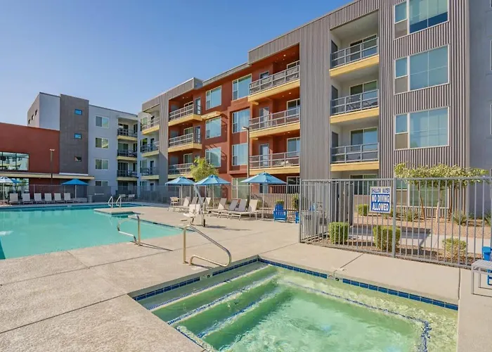 Stylish 1bd - Balcony, Pool, Gym, W-d - Sleeps 4 Apartment *