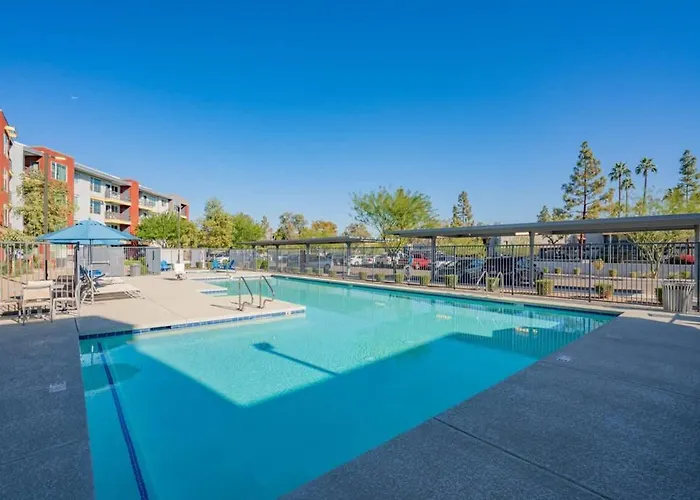 Apartment Stylish 1bd - Balcony, Pool, Gym, W-d - Sleeps 4 *