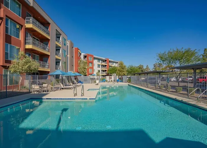 Stylish 1bd - Balcony, Pool, Gym, W-d - Sleeps 4 *