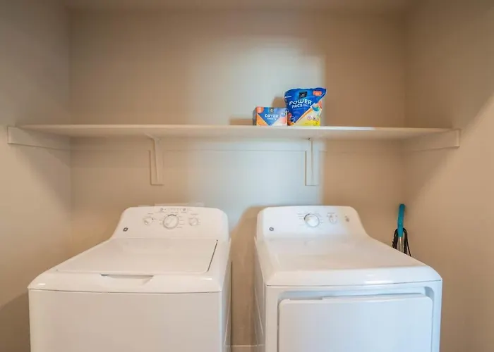 Apartment Stylish 1bd - Balcony, Pool, Gym, W-d - Sleeps 4