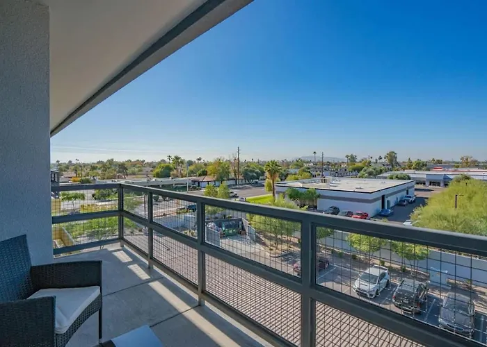 Stylish 1bd - Balcony, Pool, Gym, W-d - Sleeps 4 *
