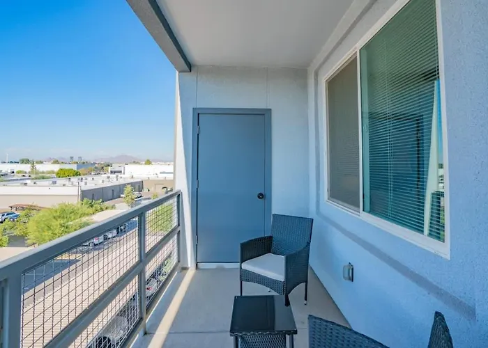 Stylish 1bd - Balcony, Pool, Gym, W-d - Sleeps 4