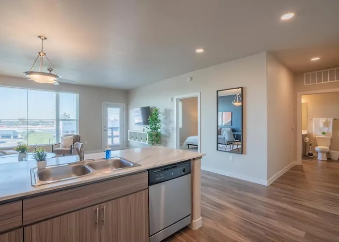 Stylish 1bd - Balcony, Pool, Gym, W-d - Sleeps 4 Apartment