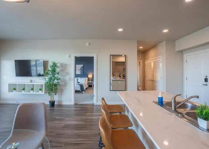 Apartment Stylish 1bd - Balcony, Pool, Gym, W-d - Sleeps 4